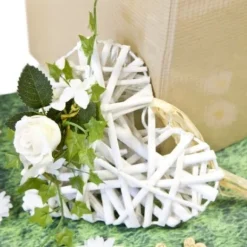 Coeur En Rotin Avec Rose Et Feuillage A Suspendre