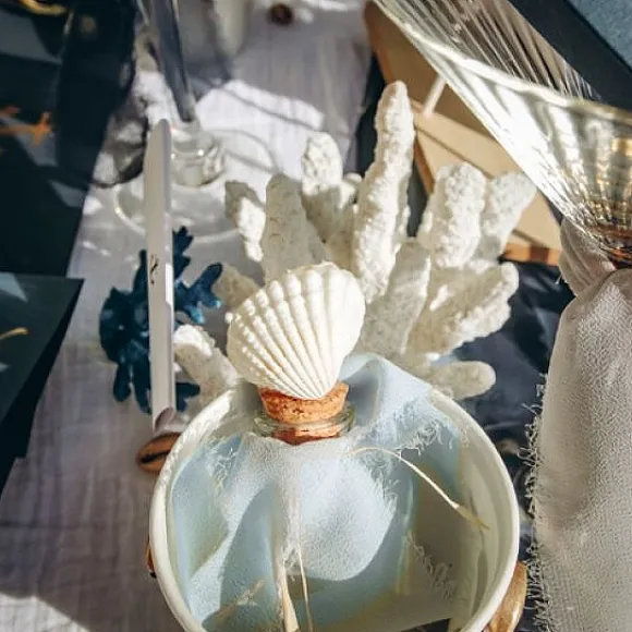 Fiole En Verre Avec Coquillage Blanc